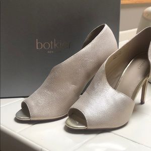 Botkier Adelia Champagne & Gold Heels
